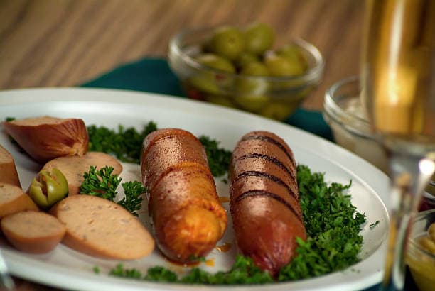 سوسیس کوکتل ترکیبی از گوشت تازه و ادویه‌ های طبیعی